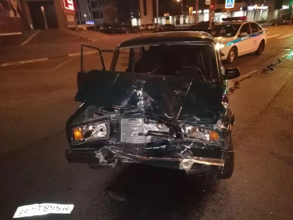 Фото к материалу: «ВАЗ»  влетел в столб и сложился гармошкой в Аксайском районе: погиб водитель