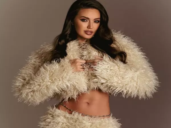 Фото к материалу: Анастасия Костенко устроила фотосессию в откровенном меховом костюме