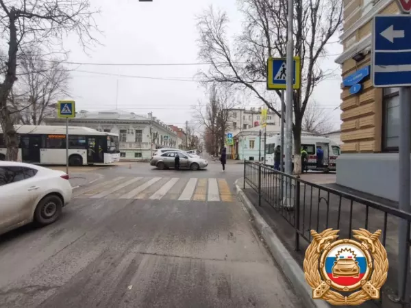 Фото к материалу: В Ростове на пешеходном переходе автомобиль сбил 13-леттнюю девочку