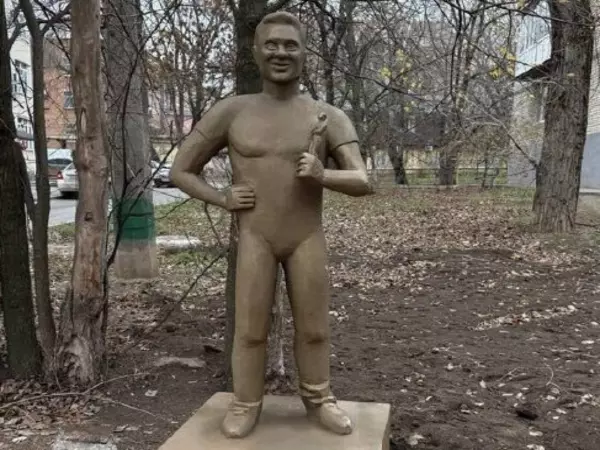 Фото к материалу: Жители высмеяли установленный в Таганроге памятник актеру Павлу Деревянко