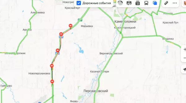 Фото к материалу: Пробка в 18 километров сковала движение на М-4 «Дон» в районе аэропорта Платов