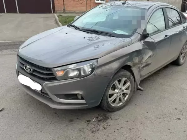 Фото к материалу: В Шахтах в ДТП пострадал 16-летний парень на мотоцикле 