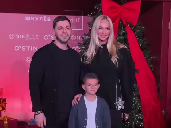 Фото к материалу: Виктория Лопырева впервые за долгое время вышла в свет с мужем