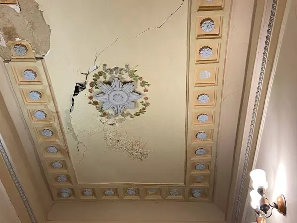 Фото к материалу: В Новочеркасске здание бывшего Офицерского собрания «трещит по швам»