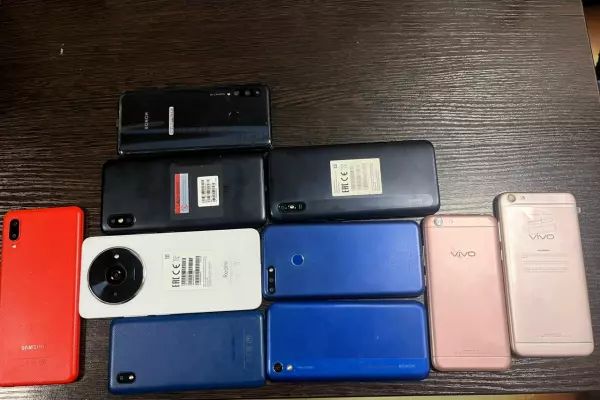 Фото к материалу: В колонию Батайска пытались передать телефоны в упаковках салфеток и шоколада