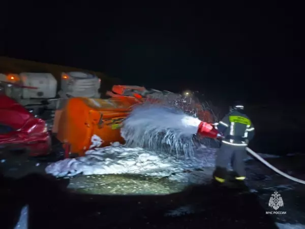 Фото к материалу: МЧС обнародовало кадры жесткого ДТП с бензовозом на дороге в Ростовской области