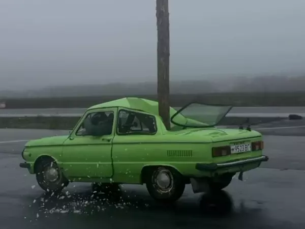 Фото к материалу: Ростовский каскадер Евгений Чеботарев сбросил себе на голову огромное бревно