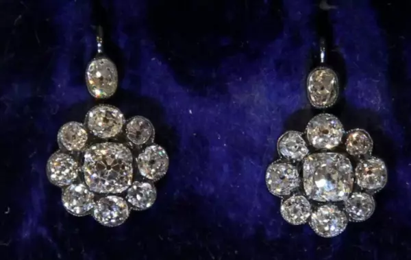 Фото к материалу: Серьги с бриллиантами 19-го века и антикварный шкаф: что необычного продают в Ростовской области