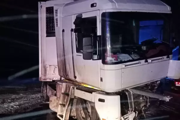 Фото к материалу: Под Ростовом водитель грузовика погиб, врезавшись в дерево