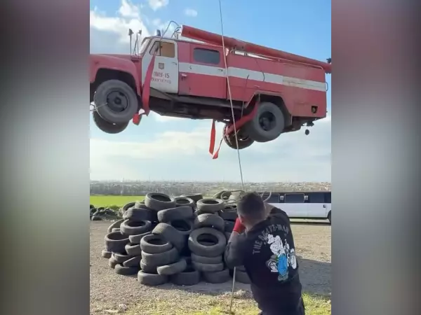 Фото к материалу: Ростовский экстремал Евгений Чеботарев сбросил на себя пожарную машину