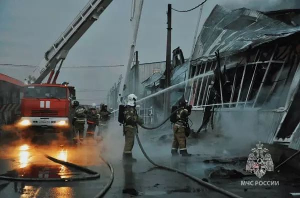 Фото к материалу: В ходе тушения пожара на промпредприятии в Новошахтинске пострадал один спасатель 