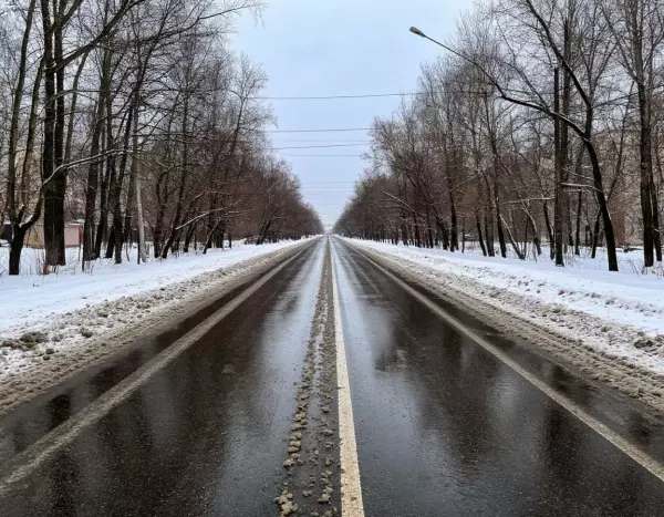 Фото к материалу: В Ростове на раствор «антилёд» для обработки улиц потратят больше 6 миллионов рублей