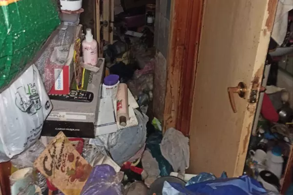 Фото к материалу: В Ростове женщина сделала из своей квартиры свалку и рассадник тараканов