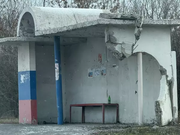 Фото к материалу: На трассе Ростовской области люди пожаловались на опасную бетонную остановку