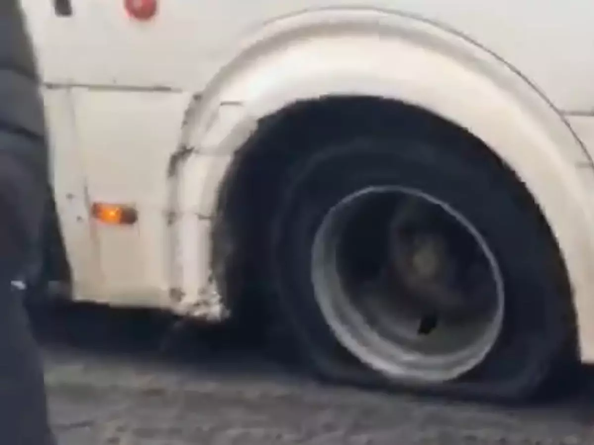 В Ростове на Ларина у автобуса №56 лопнуло колесо: пассажиров попросили выйти