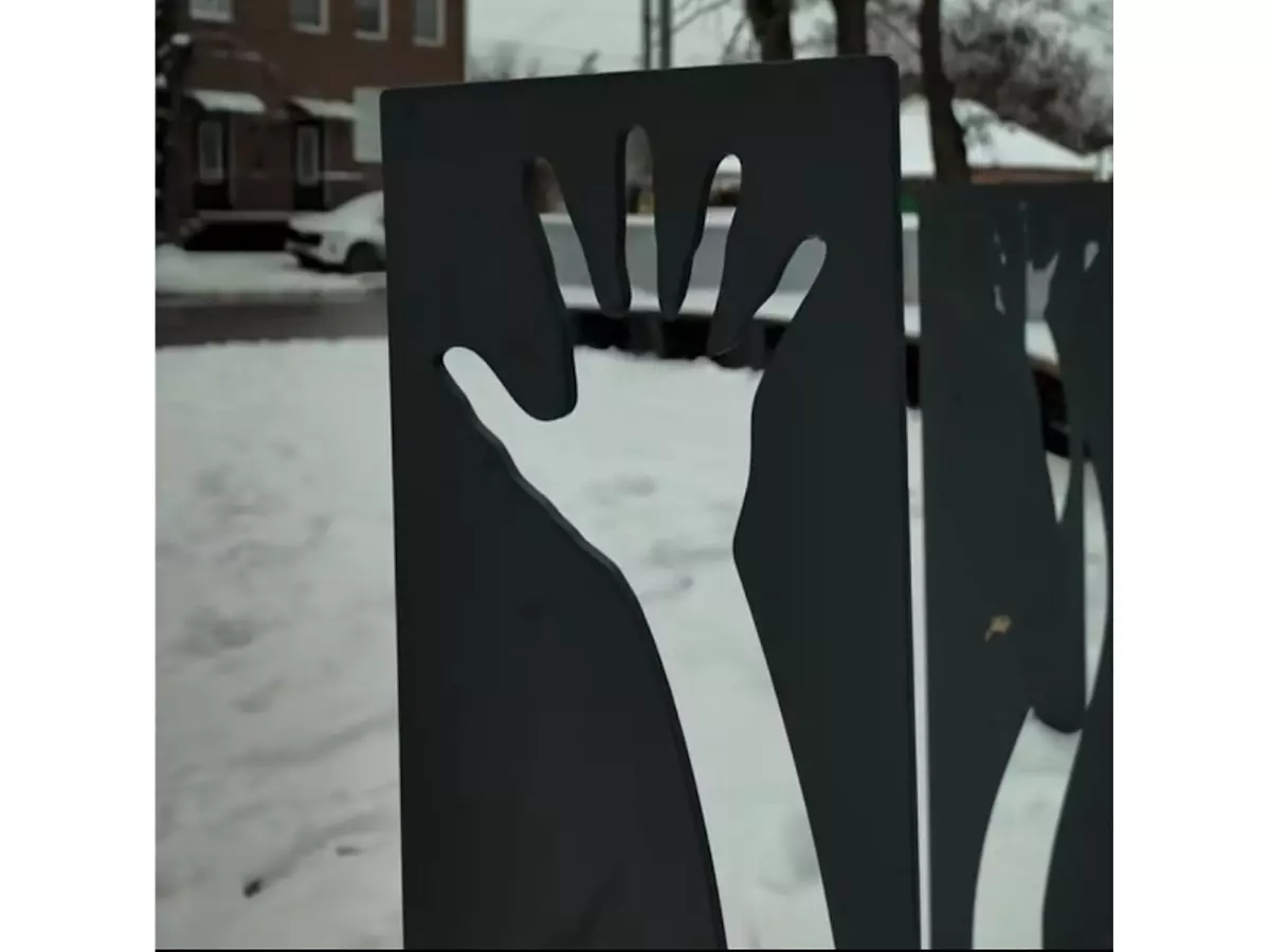 В Ростове на бывшем кладбище сделали велопарковки в виде торчащих из-под земли рук