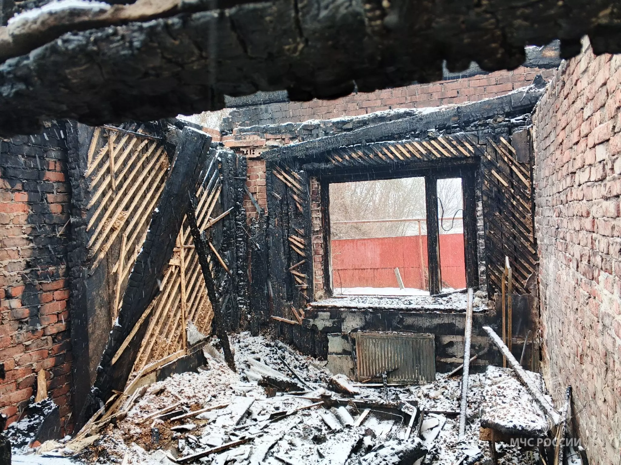 В Ростовской области женщина пострадала в пожаре, пытаясь спасти свой дом