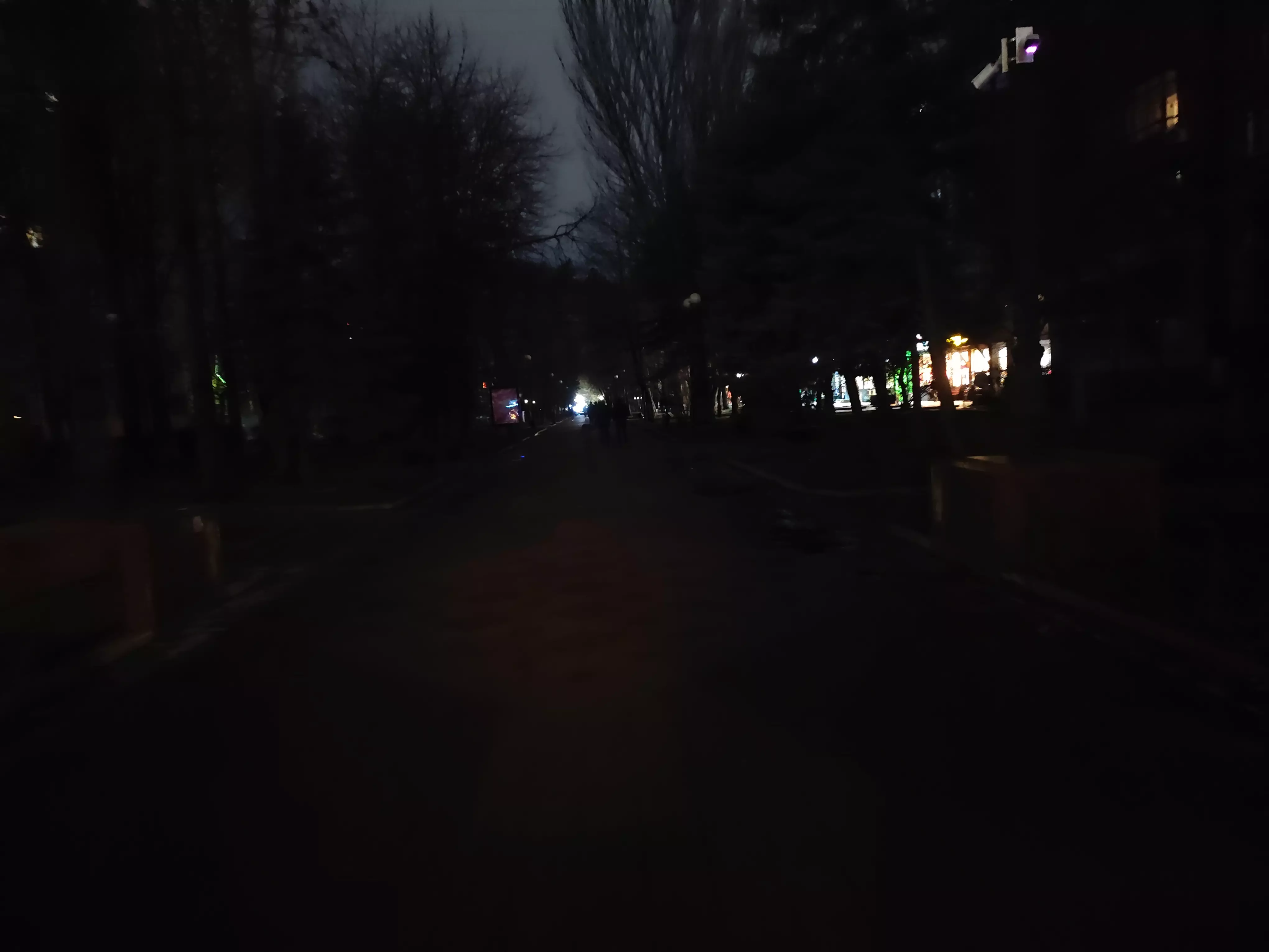 Жители Ростова просят зажечь фонари в квартале Пушкинской