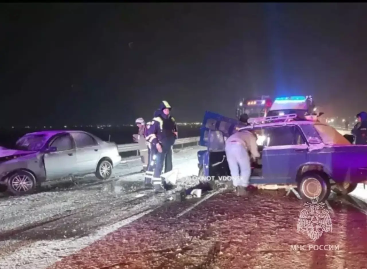 МЧС опубликовало кадры ликвидации последствий жесткой аварии в Цимлянском районе