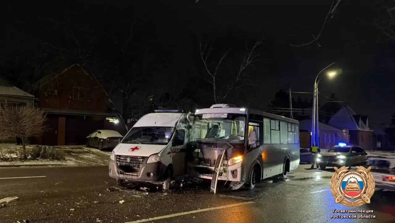 В Ростове машина скорой помощи столкнулась с автобусом №15