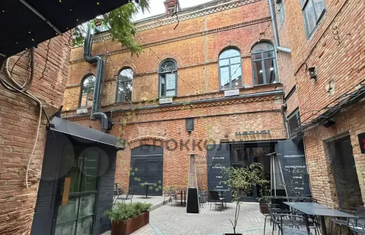 Бар с летней площадкой в историческом здании в центре Ростова пустили под аренду за 180 тысяч рублей