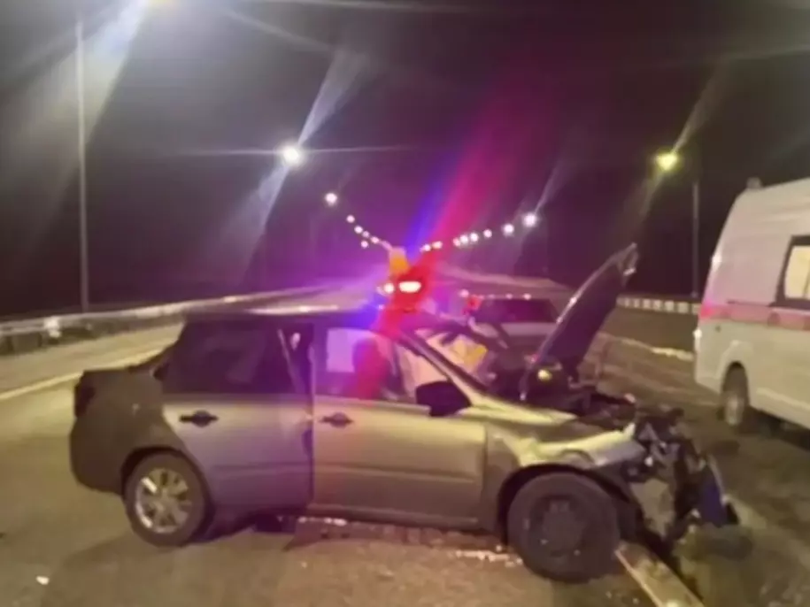 Легковушку «размотало» о барьерное ограждение под Миллерово: в жесткой аварии пострадал ребенок