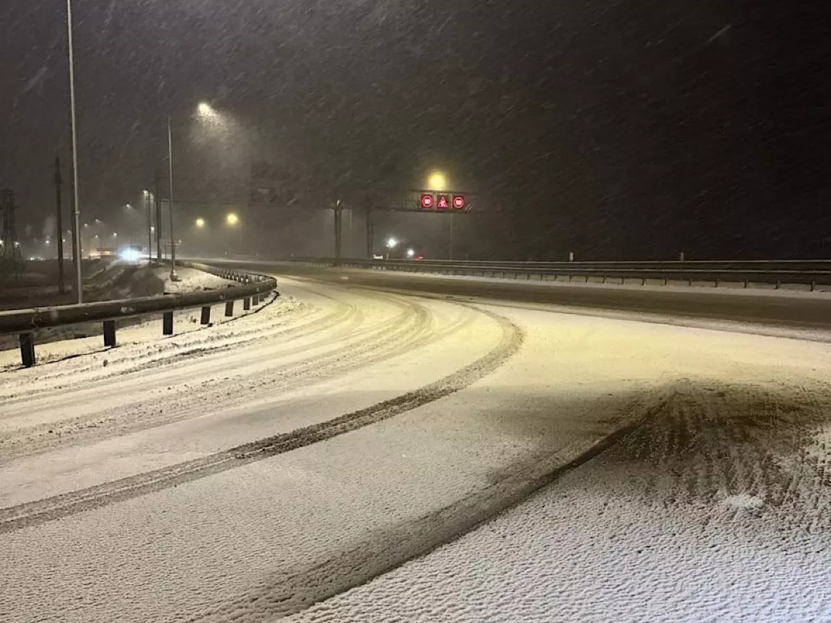 В Миллерово Ростовской области трассу замело снегом