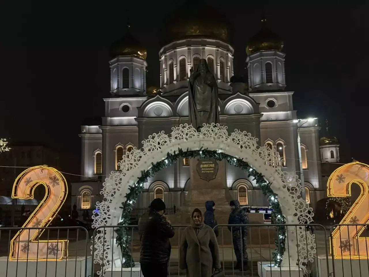 Сотни ростовчан посетили службу в храме в канун Рождества: фоторепортаж