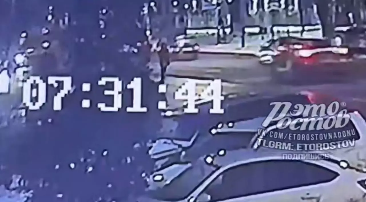 Переехал, как бульдозер: момент двойного ДТП на Красноармейской в Ростове попало на видео