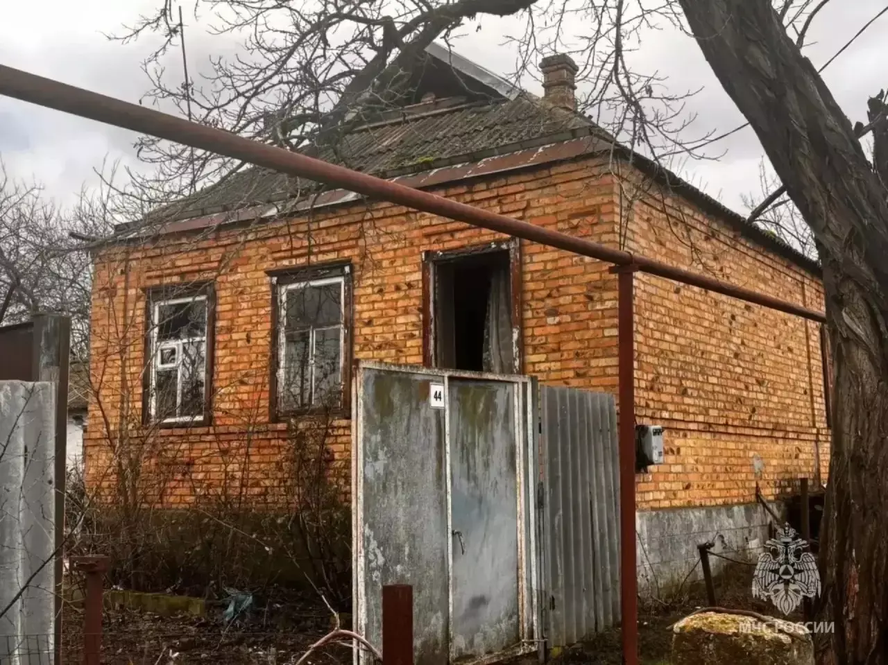 Сгорело полдома: неисправная проводка стала причиной крупного пожара в Ростовской области