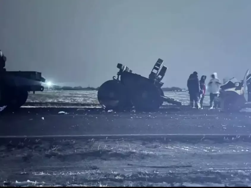 Влетел в припаркованный грузовик: в жестком ДТП на трассе в Ростовской области погиб водитель иномарки