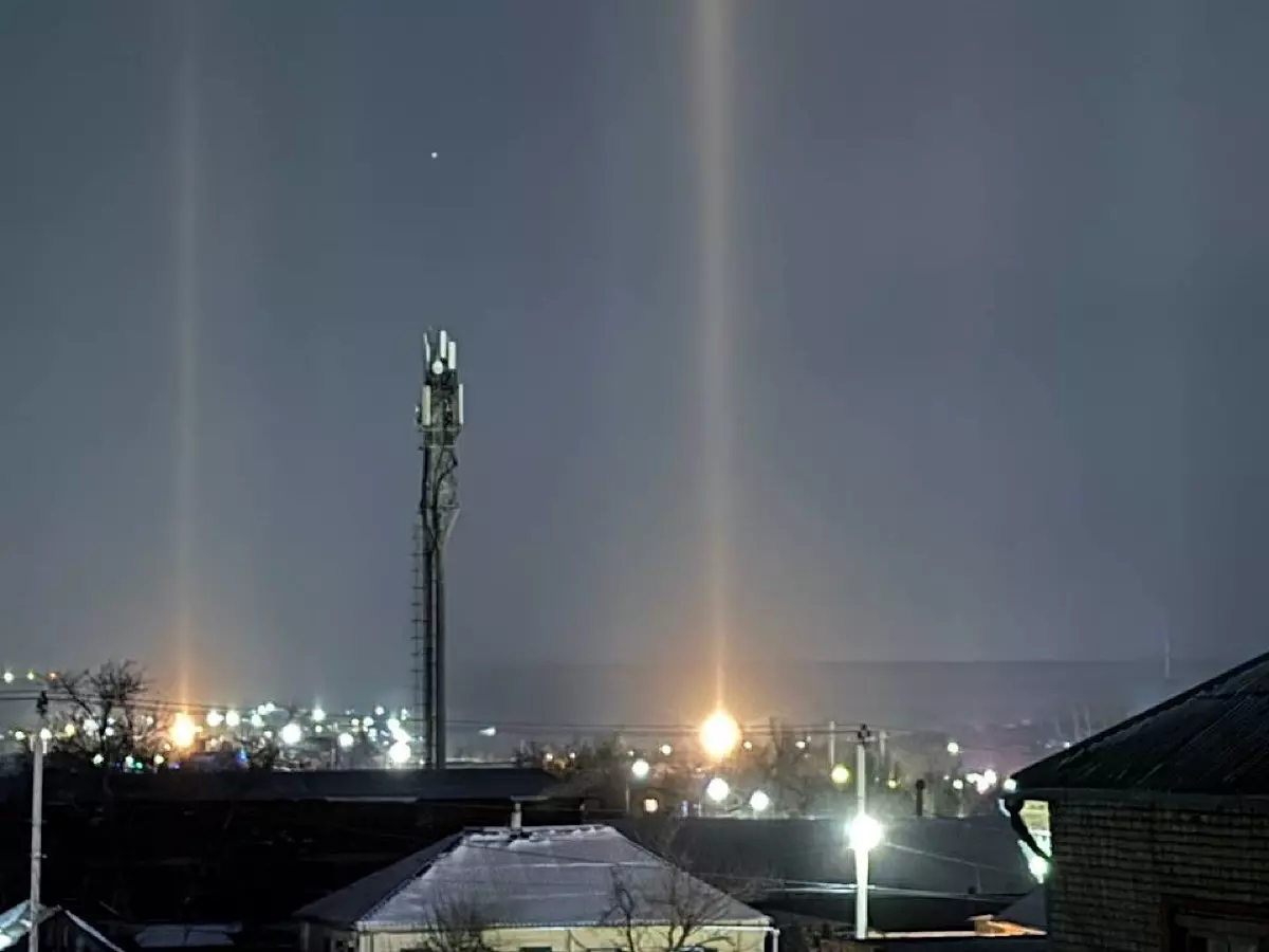 Световые столбы в небо: жители Красного Сулина запечатлели оптический феномен