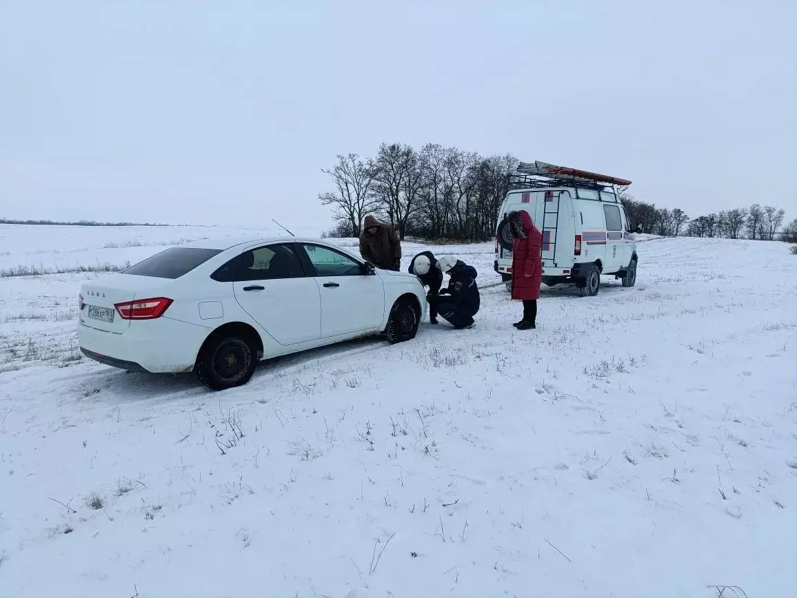 Двое жителей Ростовской области несколько часов просидели на морозе из-за поломки машины в поле