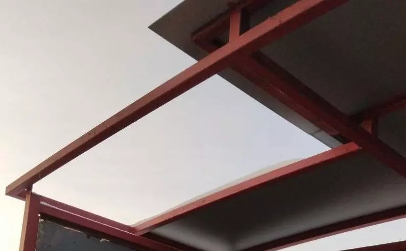 Ростовчане вынуждены ждать автобус на остановке без крыши в мороз