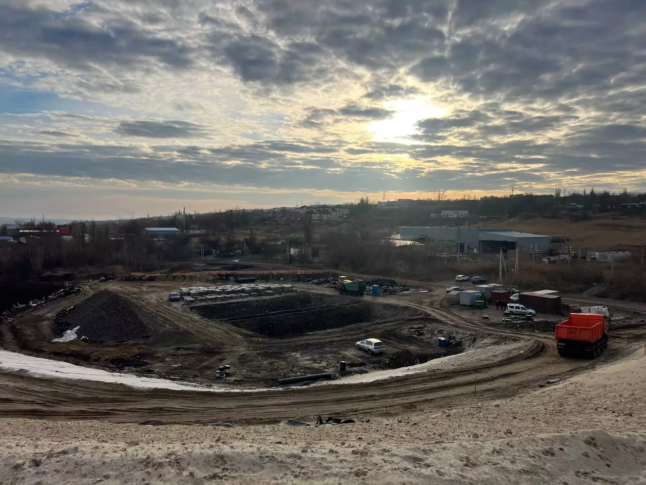 В Новочеркасске на двухстах квадратных метрах горит мусорный полигон