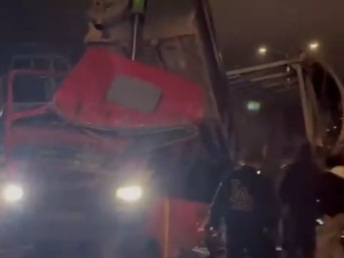 Водитель самосвала, снесший переход в Каменском районе, получил травмы