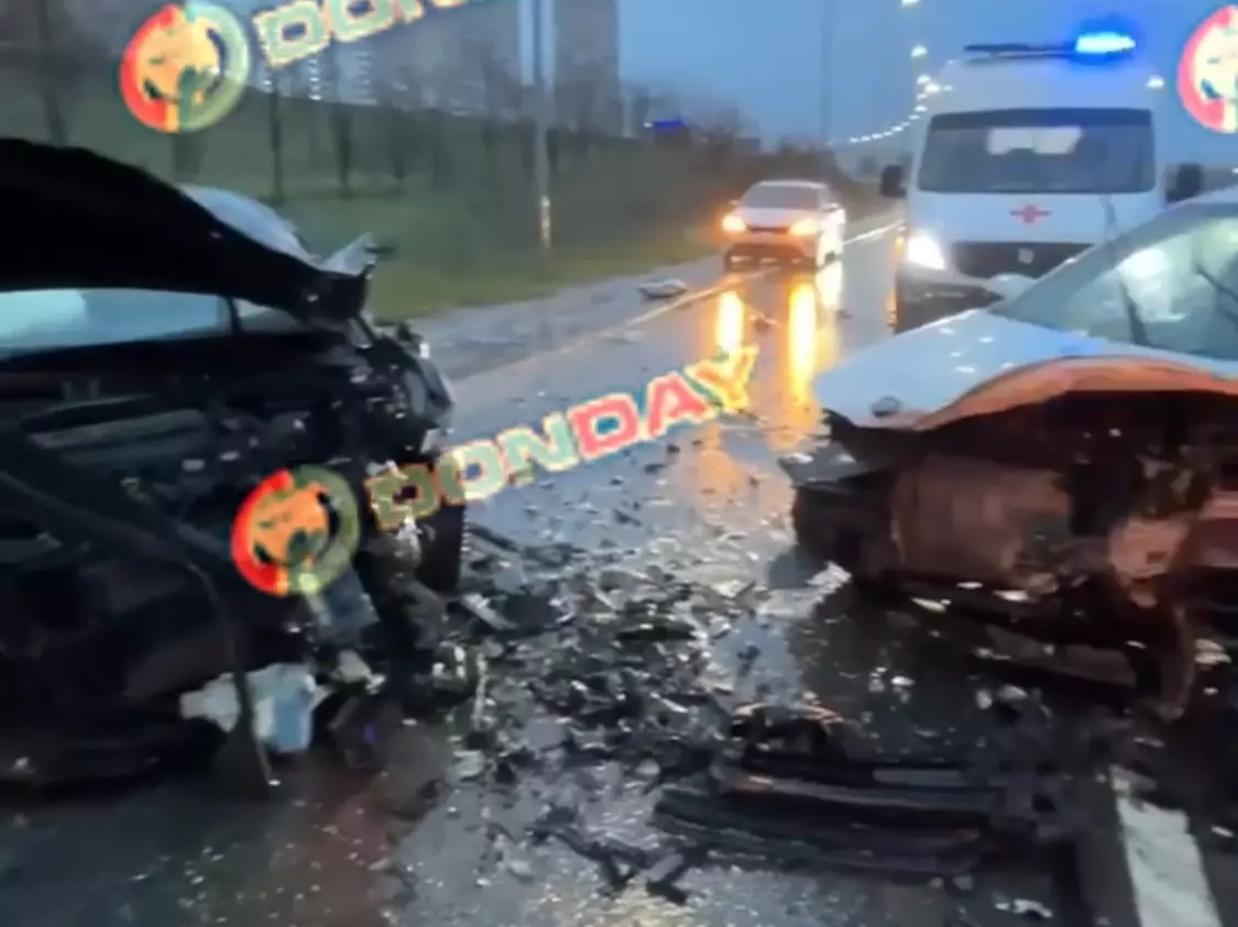 Разбиты «в хлам»: водителя иномарки зажало в ДТП на Вавилова в Ростове