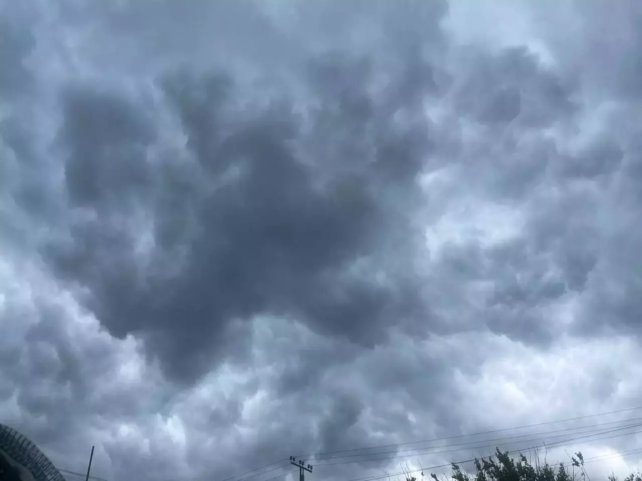 Взрывной волной выбило окно в доме: в Ростовской области отразили атаку БПЛА 