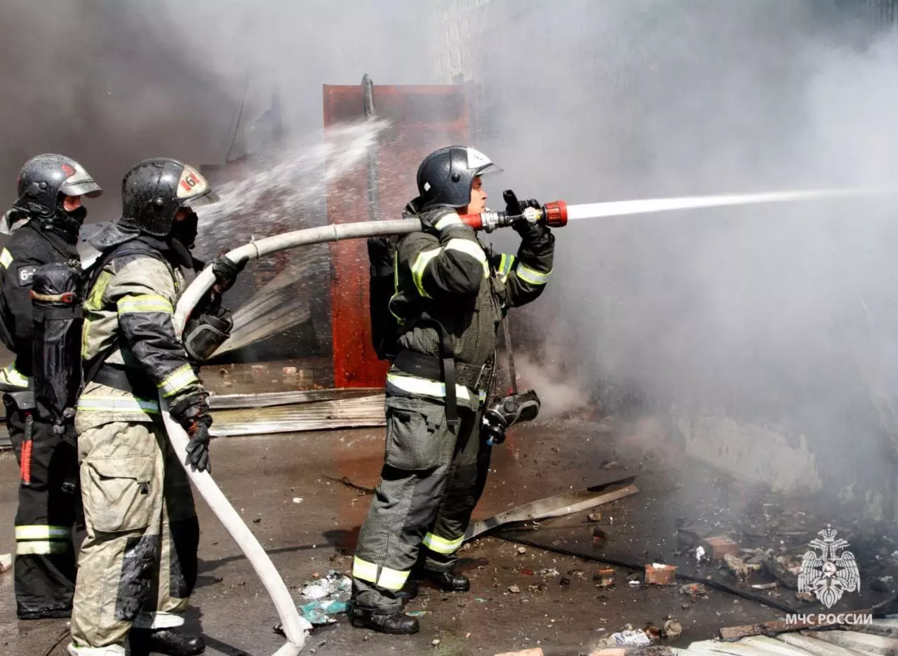 Едва не погибли: В Ростовской области на пожаре спасли бабушку и внука