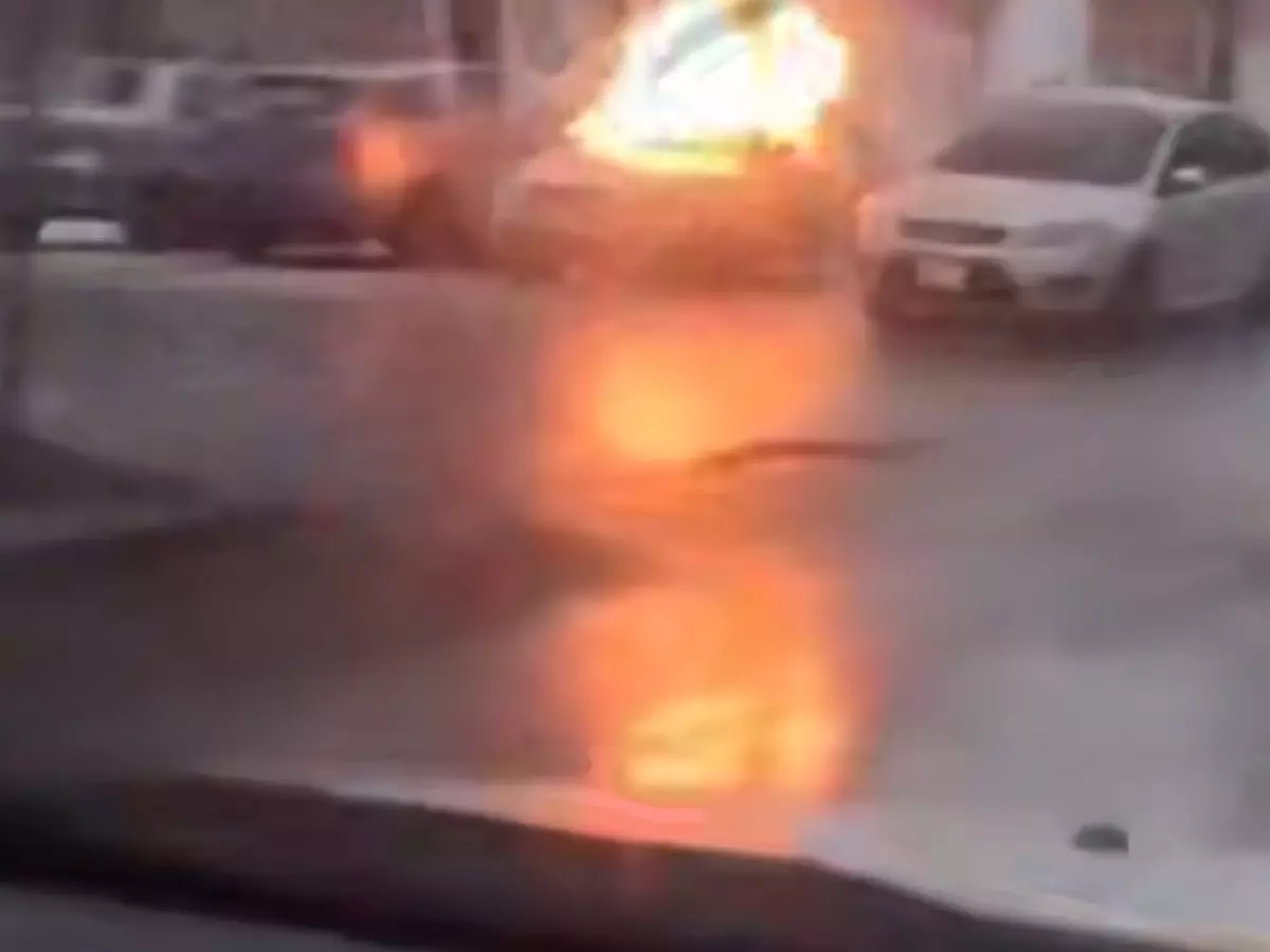 В Ростове на Западном вспыхнул легковой автомобиль