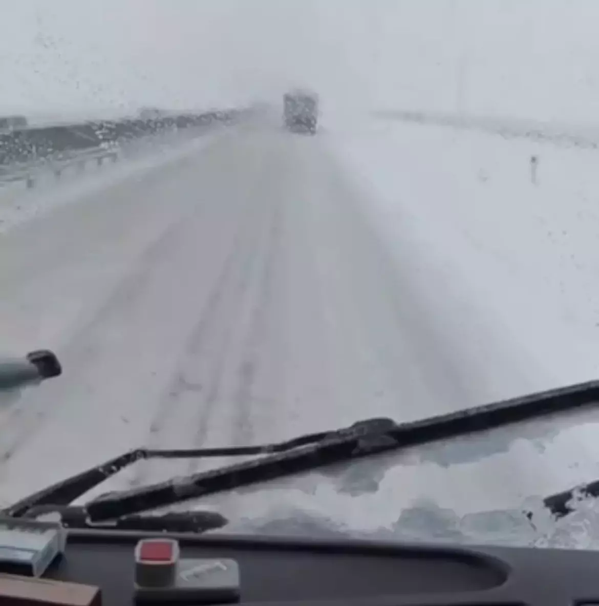 Водителей Ростовской области предупреждают о снегопаде и гололедице на дорогах
