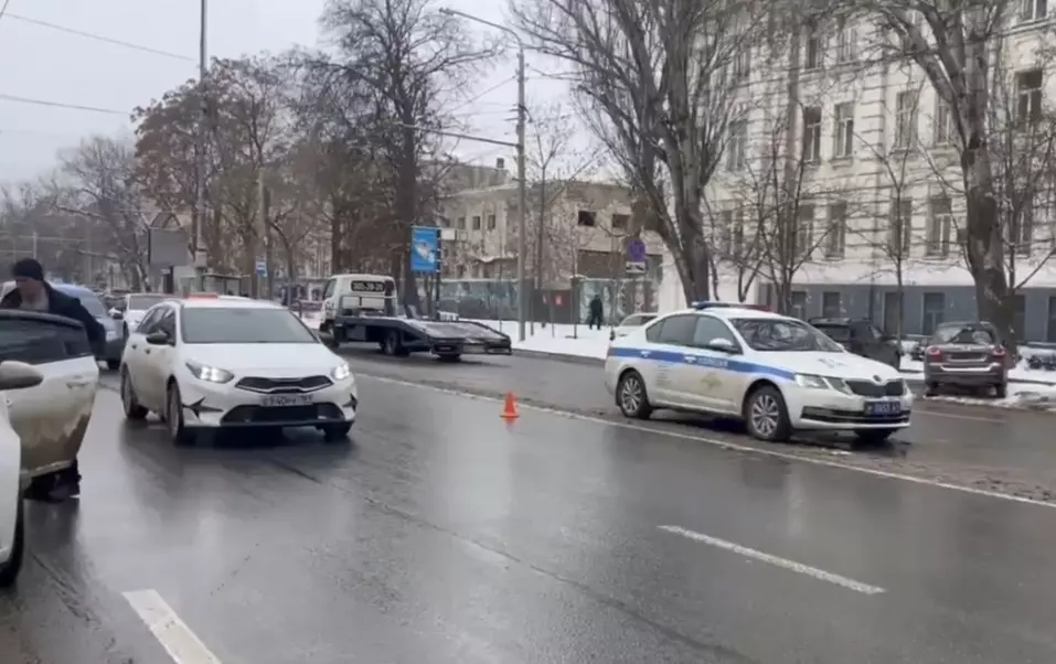 Раздавило на дороге: В центре Ростова пешехода сбила иномарка, а затем переехал автобус