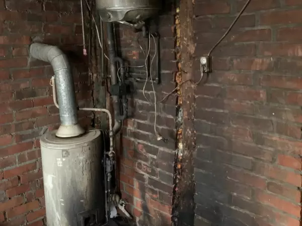 В Ростовской области из-за непотушенной сигареты едва не сгорел жилой дом