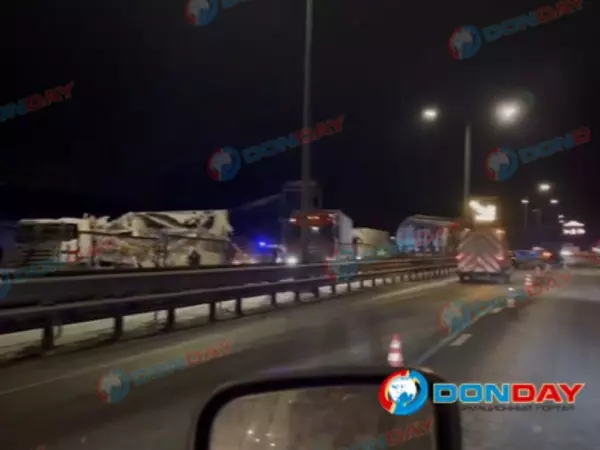 Фото к материалу: В Ростовской области к утру 19 января устранят последствия ДТП со снесенным мостом