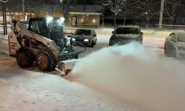 Фото к материалу: В Ростове собранный с улиц снег будут вывозить на 11 спецплощадок