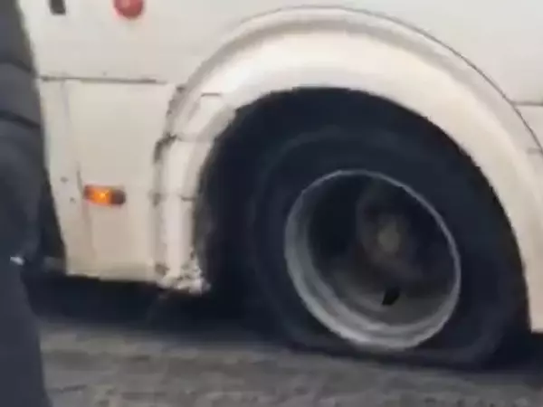 Фото к материалу: В Ростове на Ларина у автобуса № 56 лопнуло колесо: пассажиров попросили выйти