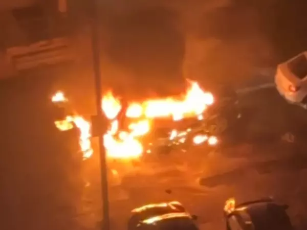 Фото к материалу: В Ростове на Западном дотла сгорел автомобиль