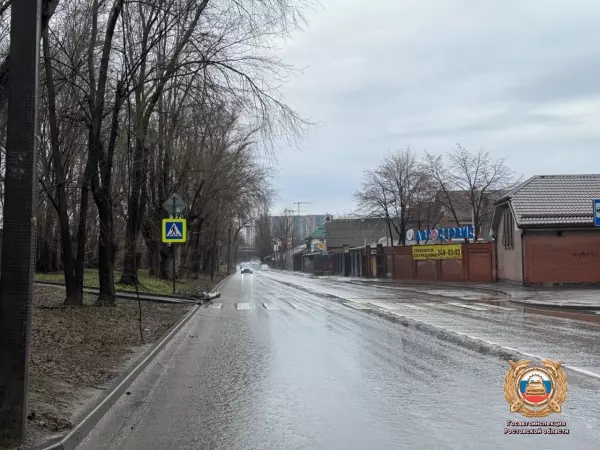 Фото к материалу: Водитель снес опору электропередачи на Нансена в Ростове