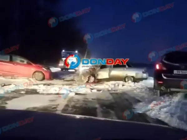 Фото к материалу: Жесткое ДТП парализовало движение на трассе под Таганрогом