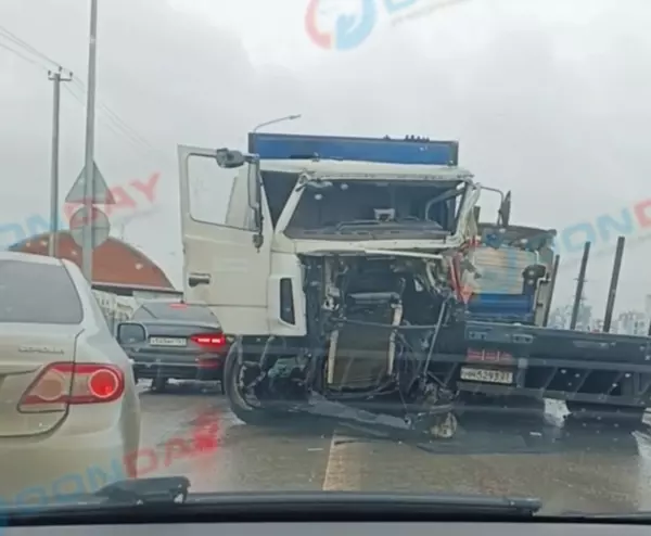 Фото к материалу: КамАЗ и мусоровоз столкнулись и перекрыли движение в Ростове